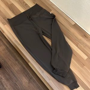 Vuori Daily Jogger size XL in Oregano EUC